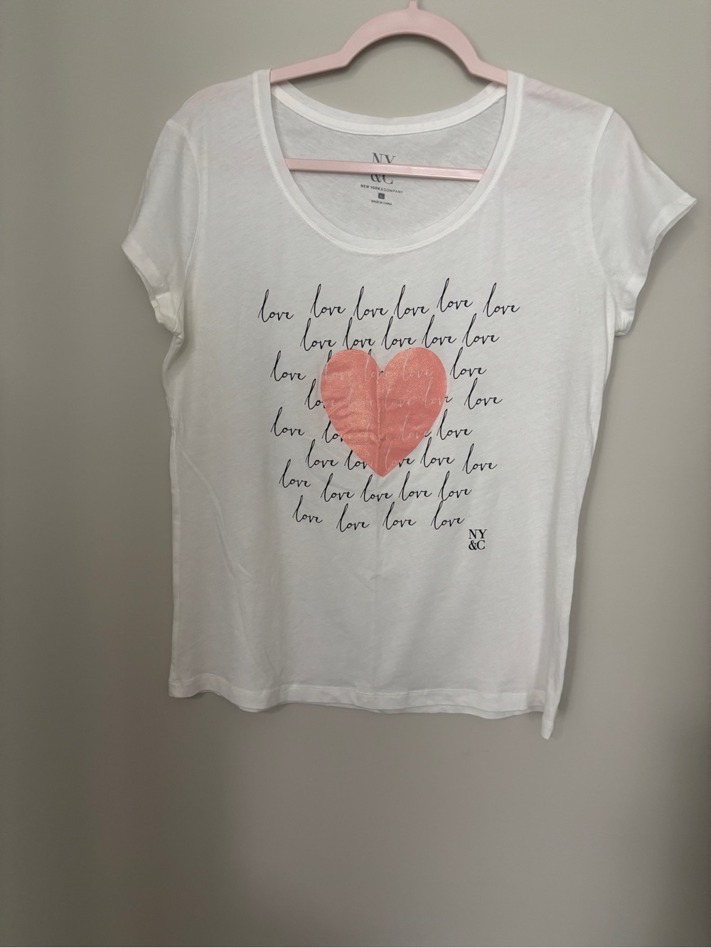 New York & Company NWOT White Tee with Coral Heart Graphic Size L